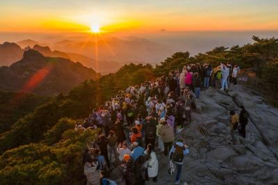 Sunset travel in Mount Huangshan